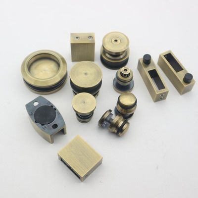 Système de porte coulissante SS304 sans cadre avec rouleaux en or polonais et style de conception sans cadre