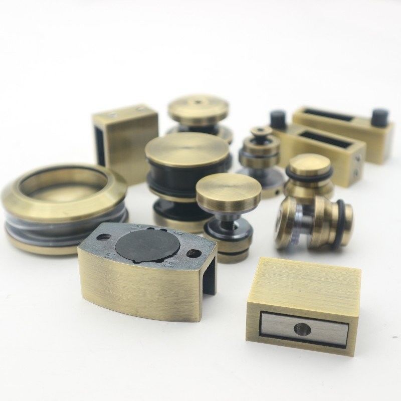 Système de porte coulissante SS304 sans cadre avec rouleaux en or polonais et style de conception sans cadre